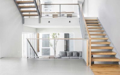 6 Tips Merealisasikan Konstruksi Tangga Kayu untuk Hunian Anda yang Nyaman